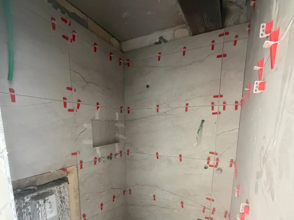 חדר רחצה מפורק לפני חידוש קווי המים והביוב — עבודה שביצענו